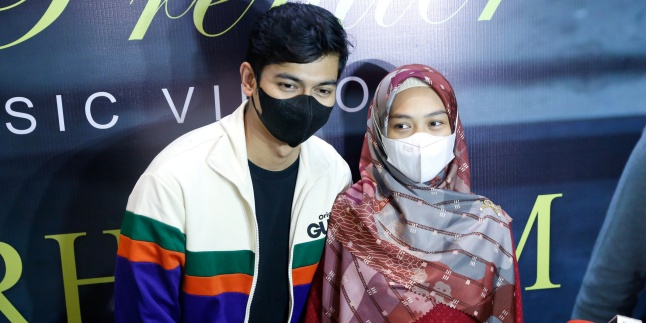 Seven Months Pregnant, Ria Ricis Attends the Launch of 'Terhukum Rindu' Song by Putra Siregar Accompanied by Her Husband
