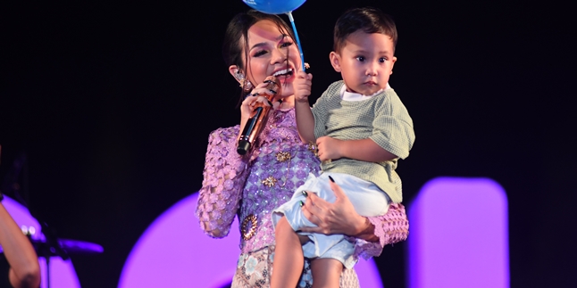 Remembering Mother, Andien Sings at Prambanan Jazz Festival 2022 While Shedding Tears