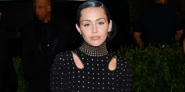 Terlalu Terkenal, Miley Cyrus Sampai 'Dipaksa' Menyamar