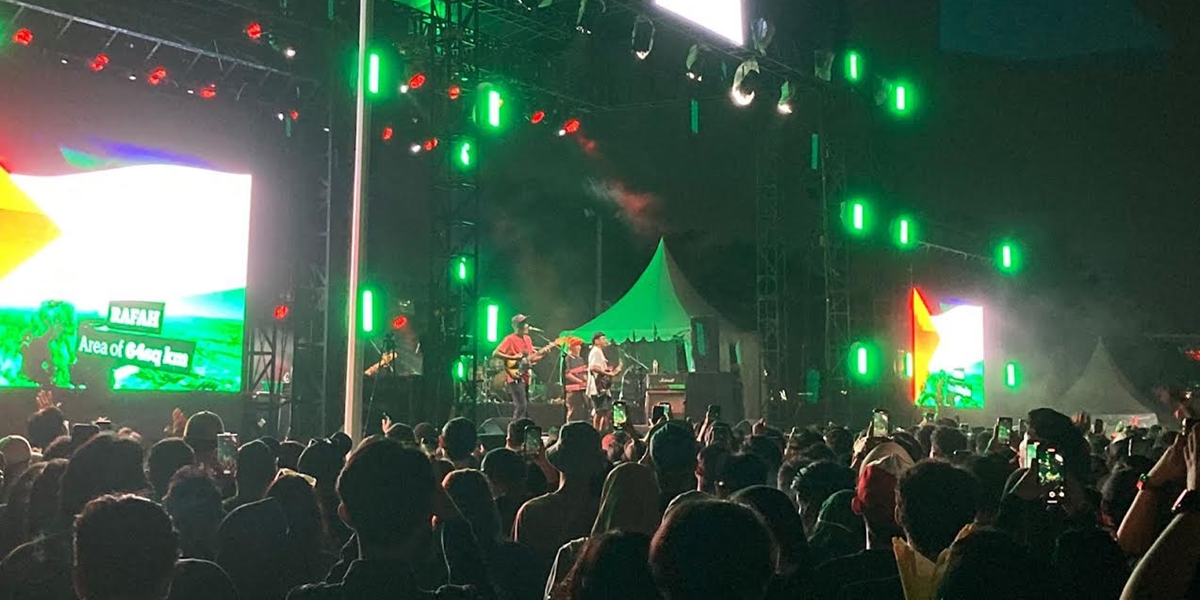 The Adams "Raise" the Palestinian Flag on the Soundfest 2024 Stage