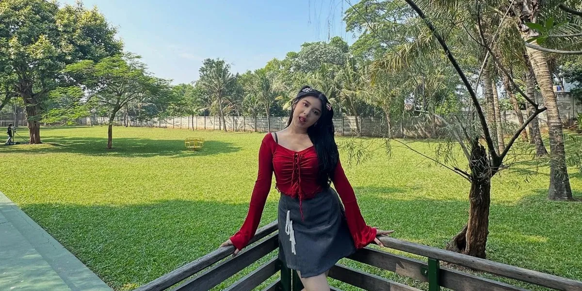 Tiara Andini Shares BTS of ADU BOLA MATA MV, Fully Embracing the Role from School Kid to Grandma