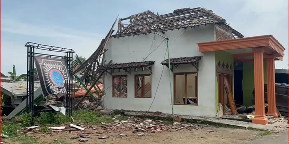 Tragedy in Mojokerto: Police House Explodes, Two People Dead