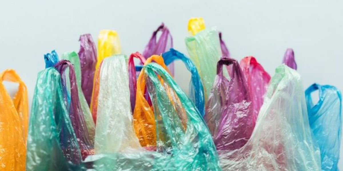 A Smart Trick to Close Plastic Bags Using Just a Spoon