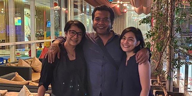 Birthday, Erix Soekamti Happy Hugged by His Two Harmonious Wives