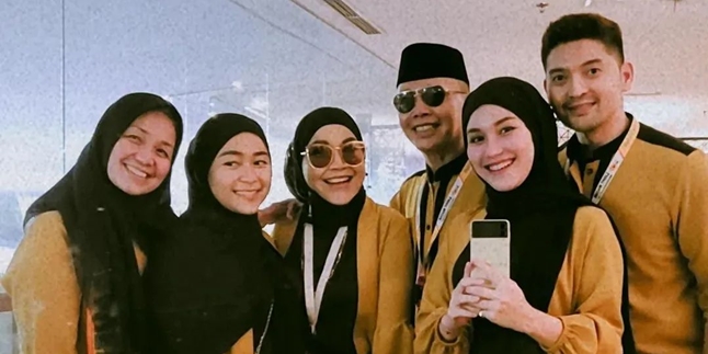 Umrah with Big Family, Ayu Ting Ting Prays to Find a Partner