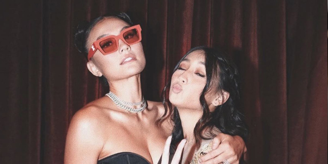 Sweet Expression from Agnez Mo to Chloe Xaviera who is now 17 Years Old