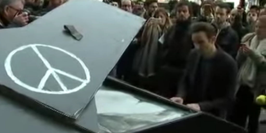 Usai Serangan Teror Paris, Pria Ini Mainkan 'Imagine' John Lennon
