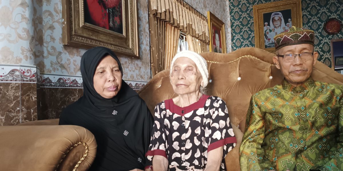 At the Age of 93, Family Cannot Bear to Let Supiyah go to the Holy Land Without Family Companionship