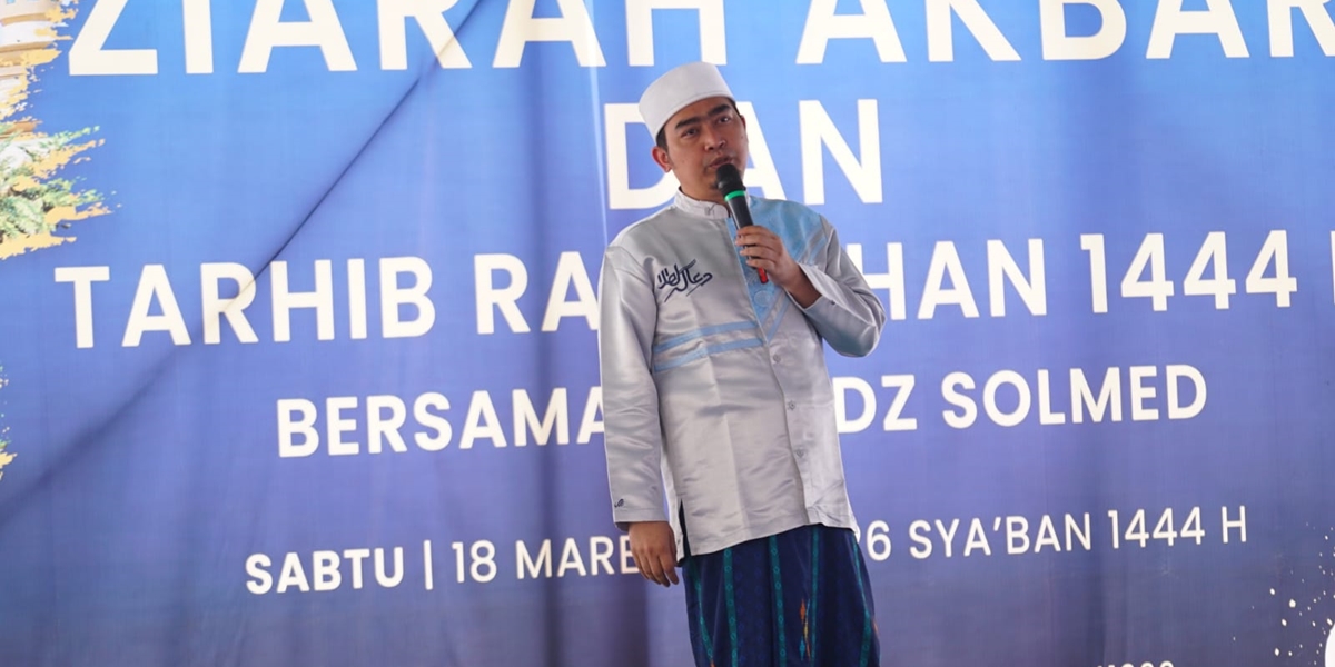 Ustaz Solmed Dakwah Sekaligus Ziarah Makam Kedua Orangtuanya di Al Azhar Memorial Garden.