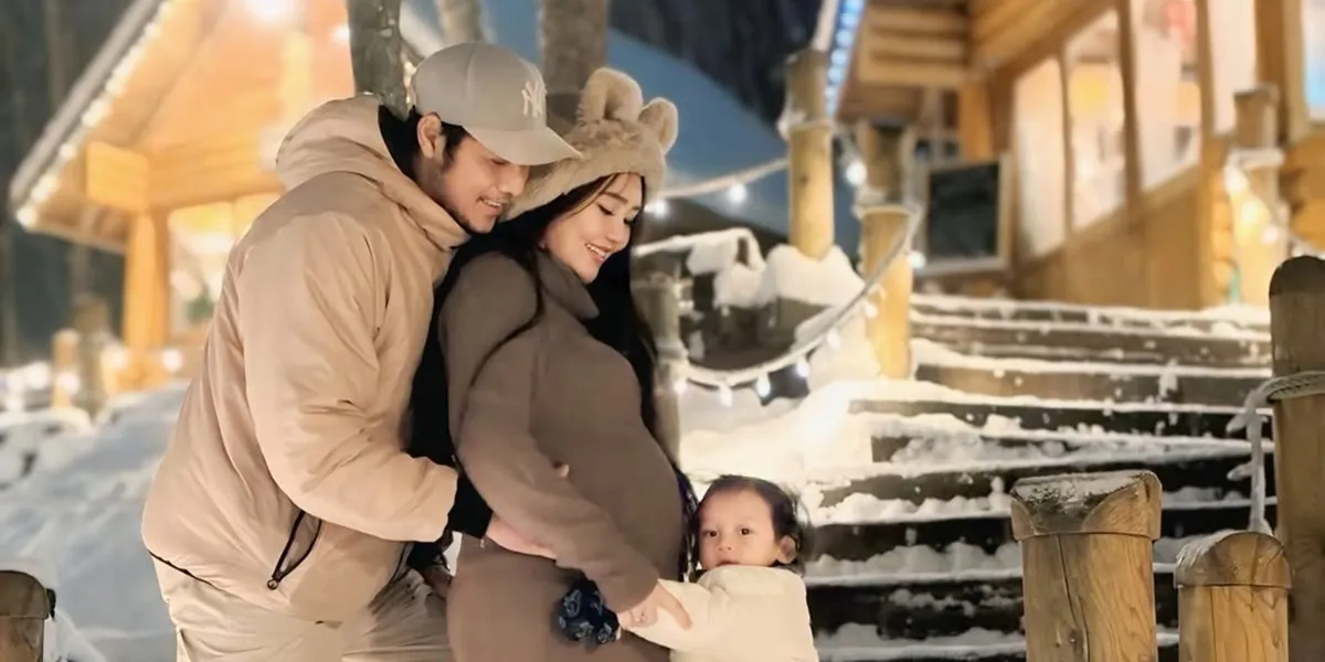 Via Vallen Pregnant with Second Child, Shares Happy News Through Family Photo