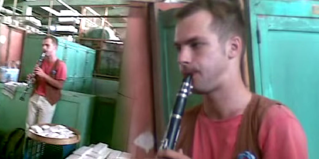 VIDEO: Bule Ngamen di Pasar Tradisional, Apa Reaksi Orang-Orang?