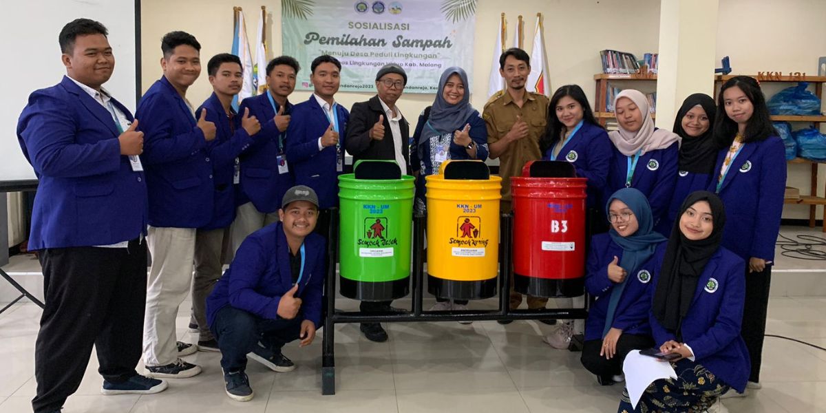 Realizing an Environmentally Friendly Village, KKN UM 2023 Students Bring the Environmental Agency to Socialize Waste Sorting to the People of Pandanrejo Village