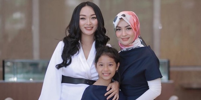 Zaskia Gotik Just Gave Birth to a Baby Girl, Her Stepdaughter Admitted to Feeling Scared and Jealous