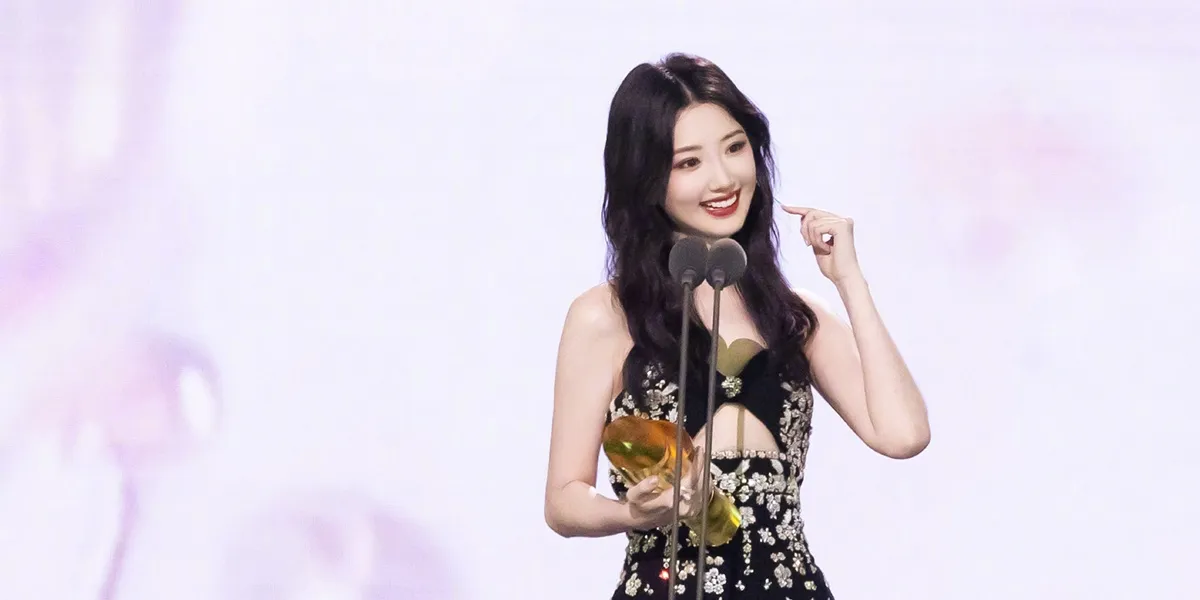 Zhang Binbin and Mao Xiaotong Holding Hands at Tencent Video All Star Night 2025, Netizens Excited