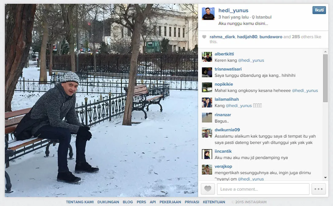 Aku nunggu kamu disini, begitulah caption yang ditulis Hedi saat berpose di sebuah taman / © instagram.com/hedi yunus