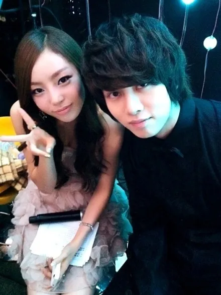 Heechul dan Hara pernah jadi MC bareng di acara musik © Heechul's Twitter