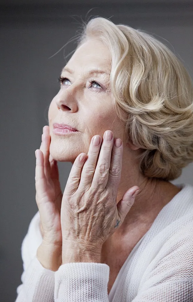 Helen, tetap cantik di usia 69 tahun @ dailymail.co.uk