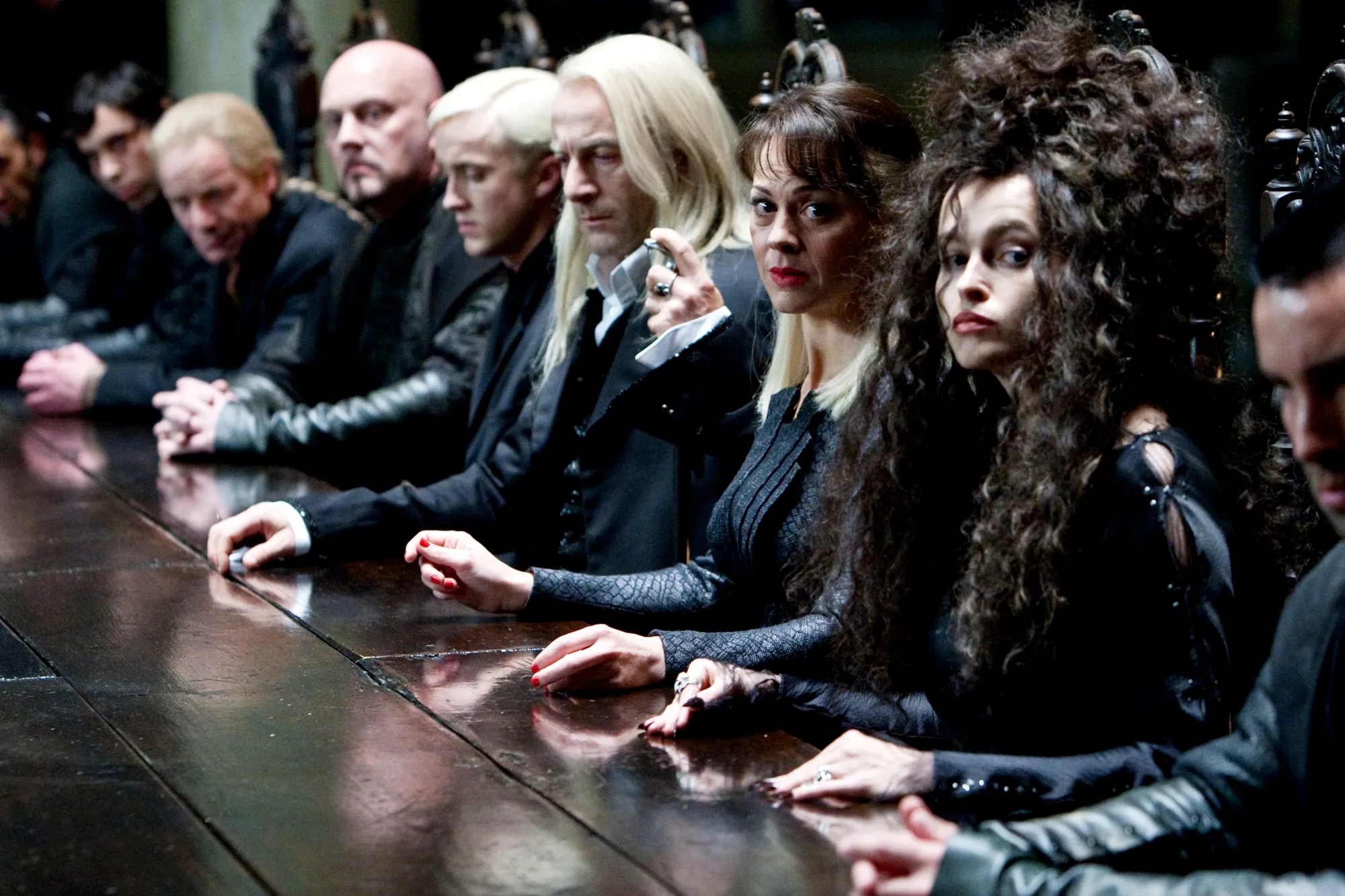 Helena Bonham Carter (paling kanan) berperan sebagai tokoh jahat Bellatrix Lestrange. (Aceshowbiz.com)