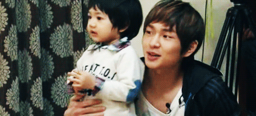 Onew dan Yoogeun. Yakin kalau si leader lebih cinta ayam daripada si baby cute ini? © KBS