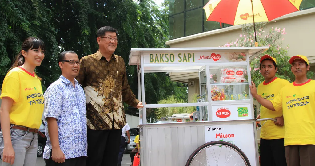 Helmalia bersama pedagang bakso @KapanLagi.com®/altovjohar