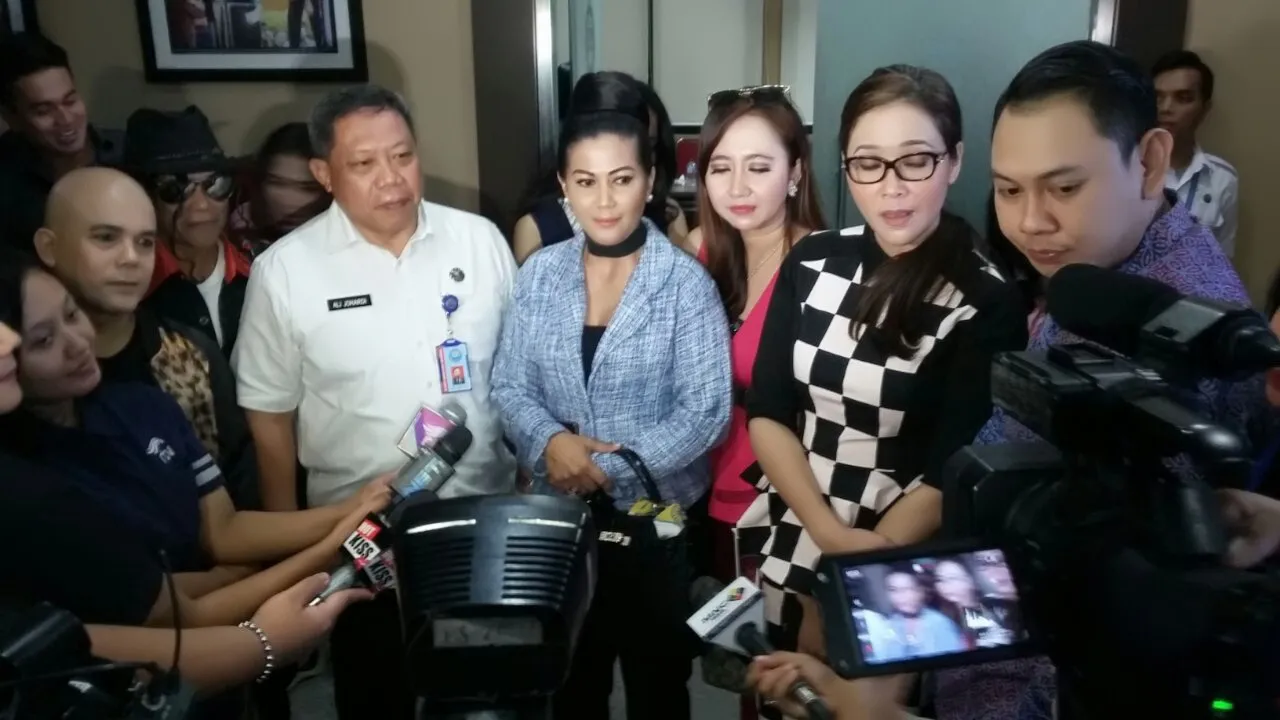 Bersama Maia Estianty dan pengurus SANI lainnya, Helsi Herlinda datangi Badan Narkotika Nasional (BNN) © KapanLagi.com/Sahal Fadli