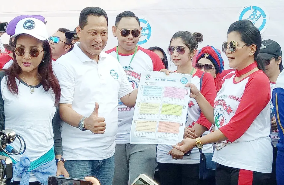 Bersama SANI, Helsi Herlinda pun membagik-bagikan kalender anti narkoba © KapanLagi.com/Sahal Fadli