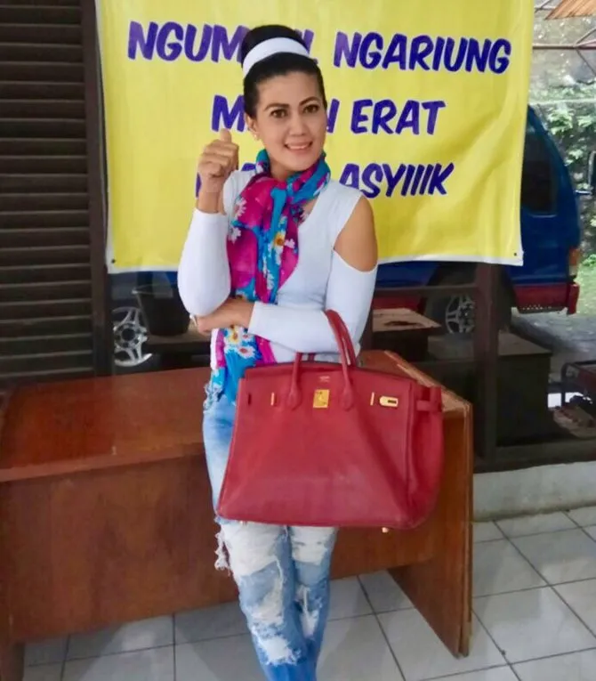 Helsi ingin menguatkan Elvy Sukaesih © KapanLagi.com/Sahal Fadly