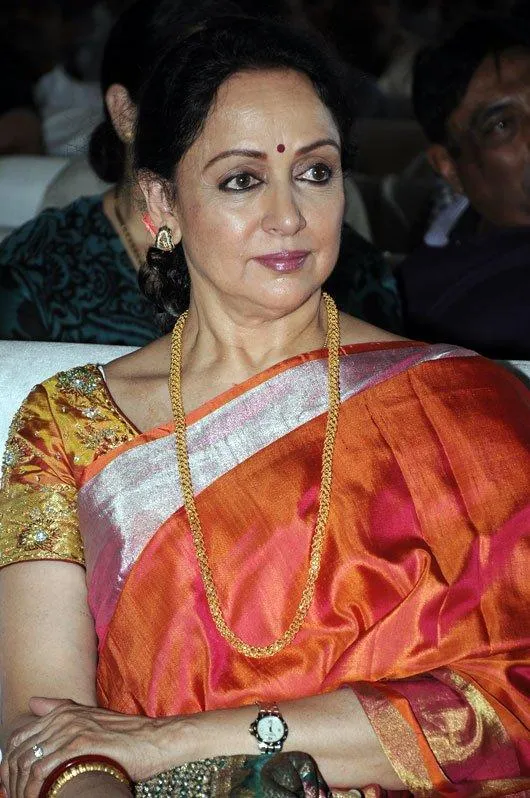 Hema Malini ungkapkan rasa duka pada korban tewas dalam kecelakaan mobilnya @pinkvilla.com