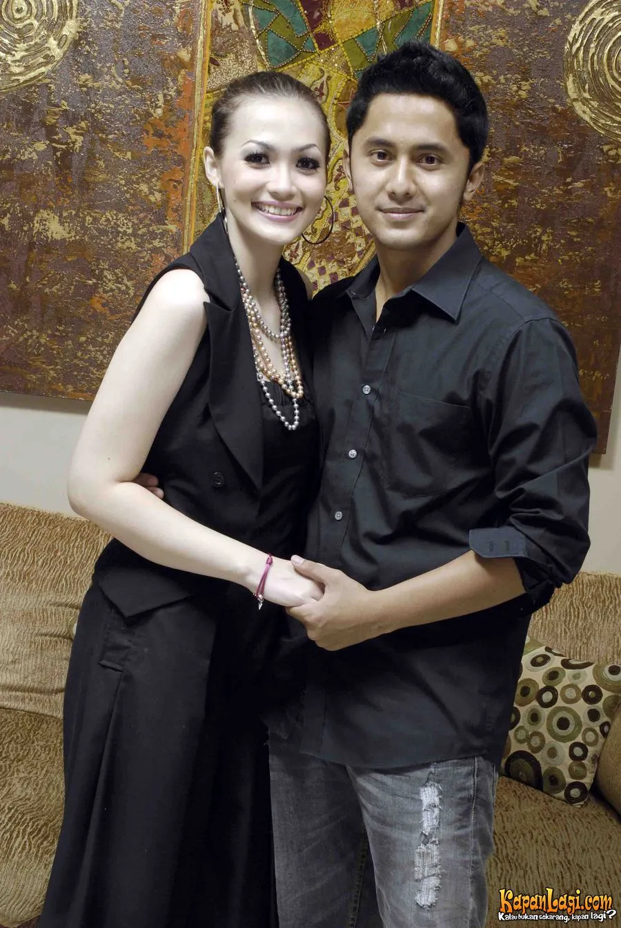Hengky dan Christy Jusung telah menjadi mantan. Akankah nanti Christy hadir di perkawinan mantan suaminya? ©KapanLagi.com®