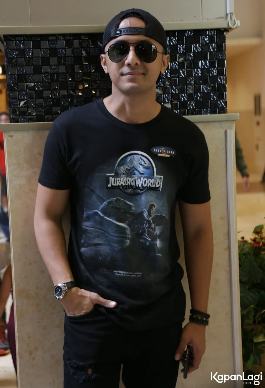 Kecelakaan yang dialami Hengky tak menggagalkan surprise ulang tahun untuknya. ©KapanLagi.com/Agus Apriyanto