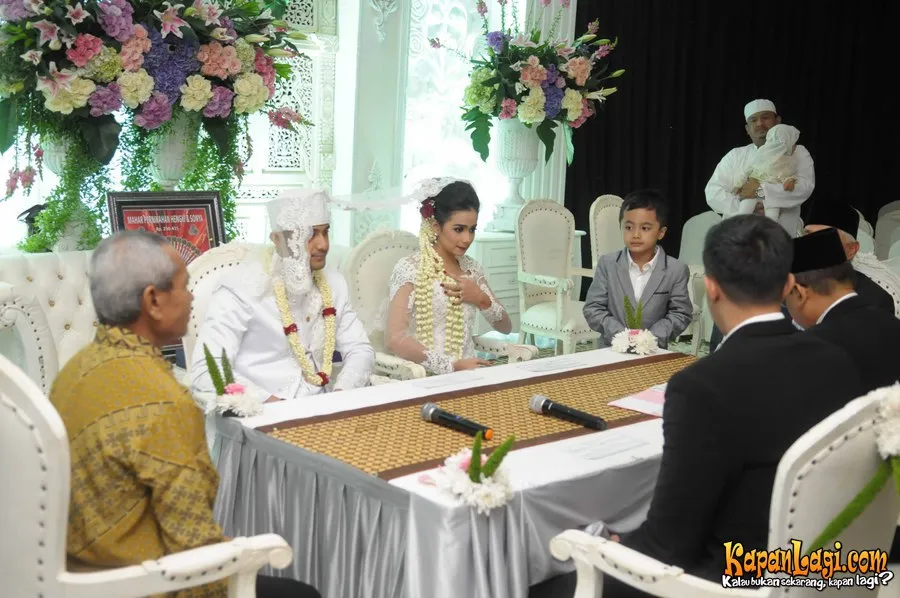 Meski resmi menikah, Sonya dan Hengky harus menyicil bulan madu karena Sonya masih harus menjalani ujian semester. ©KapanLagi.com®/Bayu Herdianto