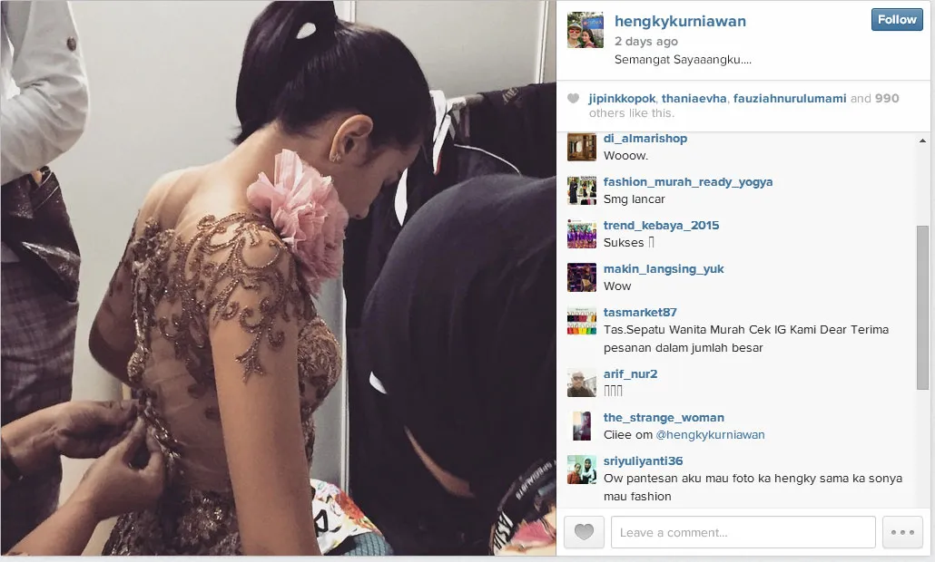 Sonya Fatmala fitting kebaya. ©instagram Hengky Kurniawan 