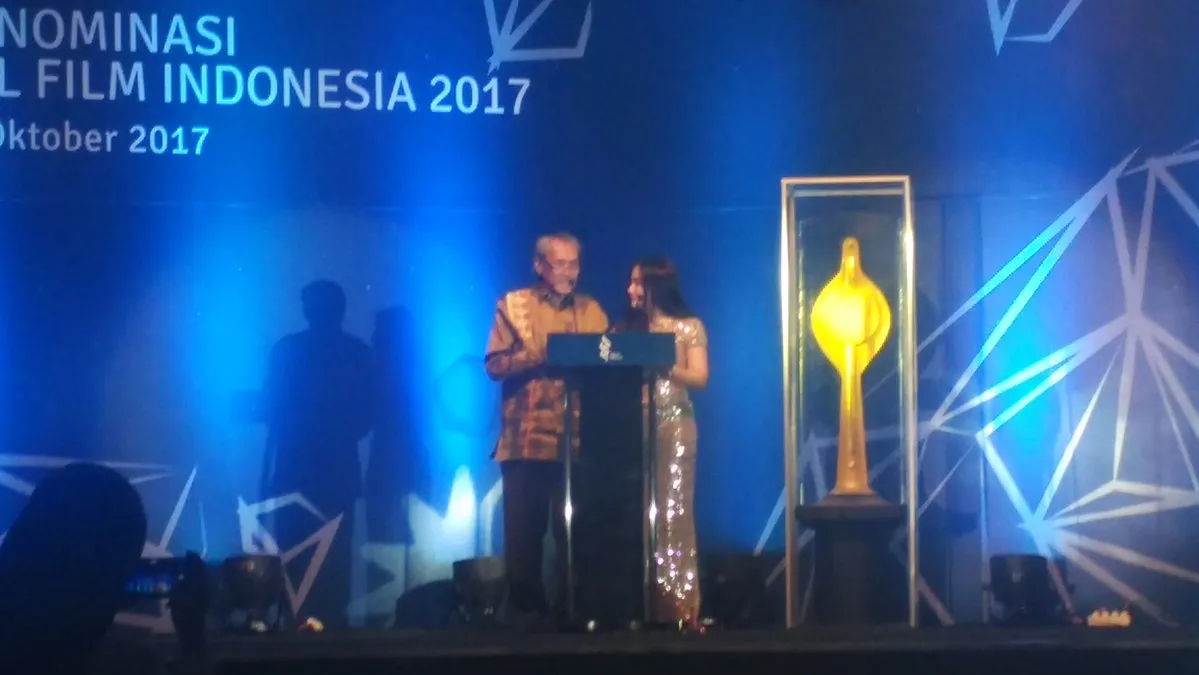 Henky Solaiman dan Prilly Latuconsina bacakan nominasi 'Film Cerita Panjang Terbaik' © Twitter/FFI_2017