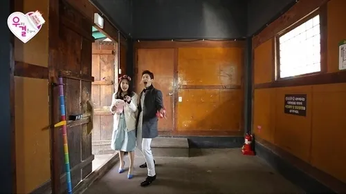Henry Lau dan Kim Yewon putuskan kencan di rumah hantu. ©soompi.com.