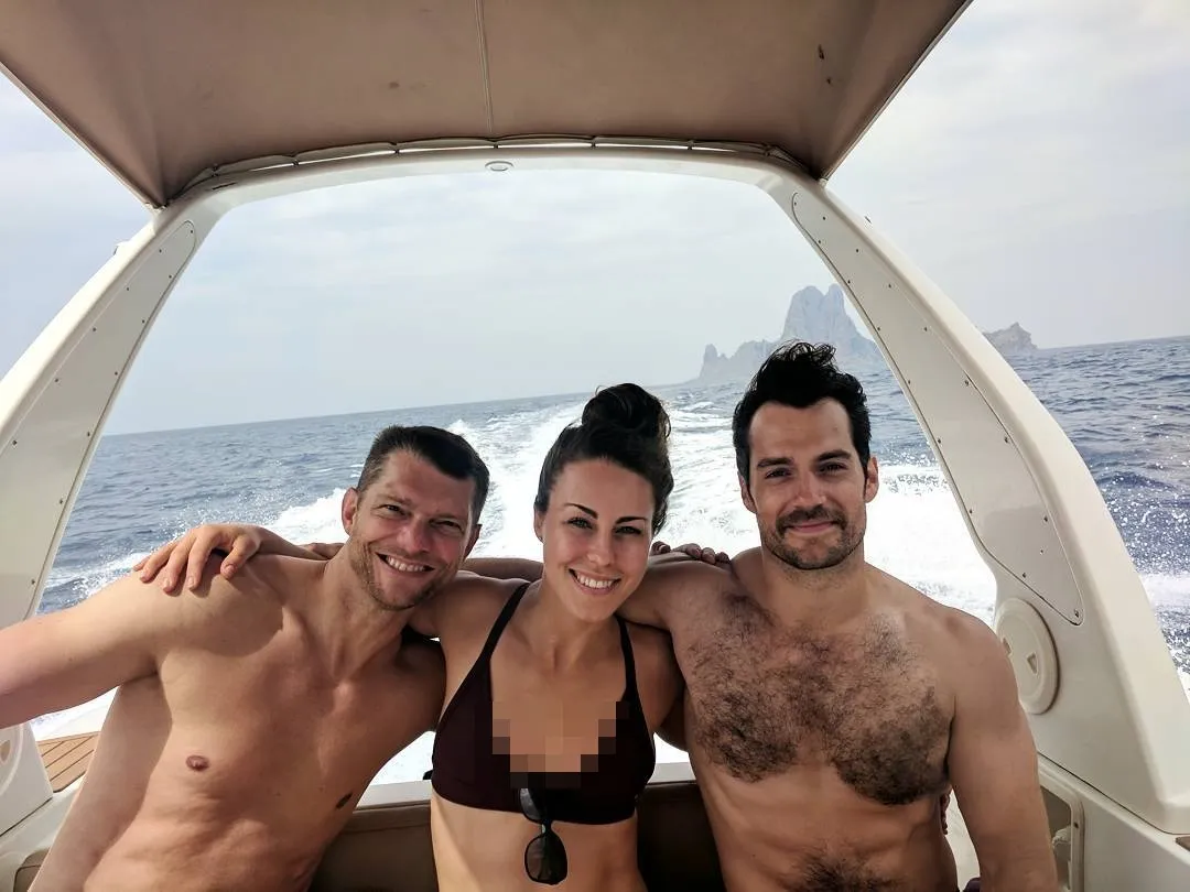 Henry dan Lucy tak segan tunjukkan hubungan mereka © Instagram.com/henrycavill