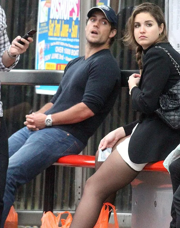 Henry Cavill menunggu bus @ thesun.co.uk