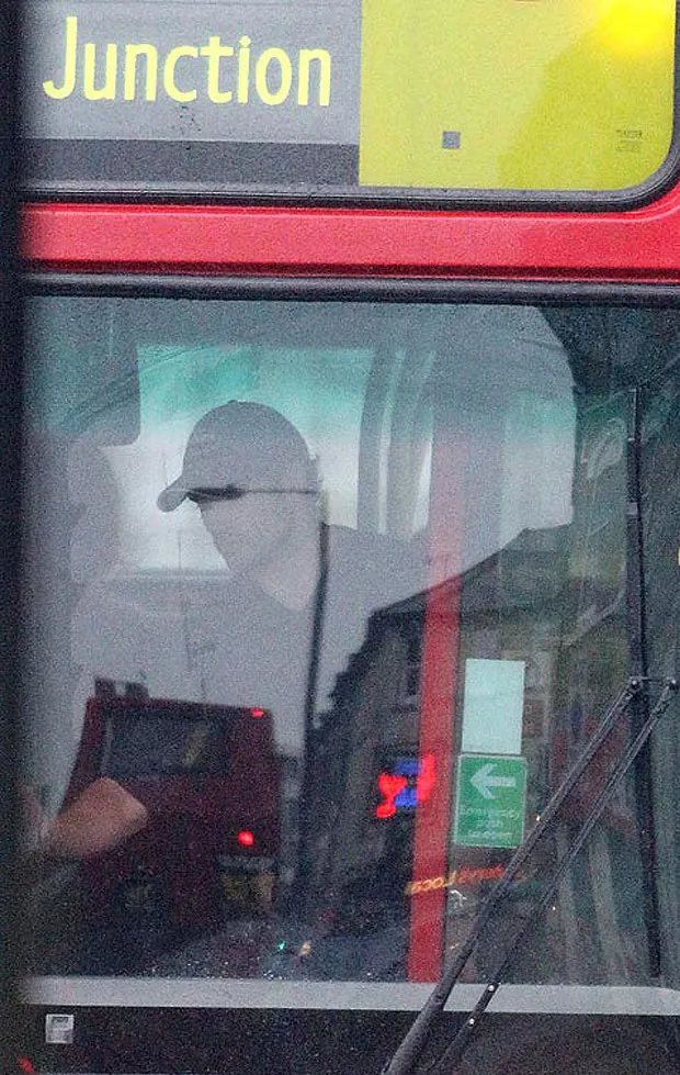 Henry Cavill di atas bus @ thesun.co.uk