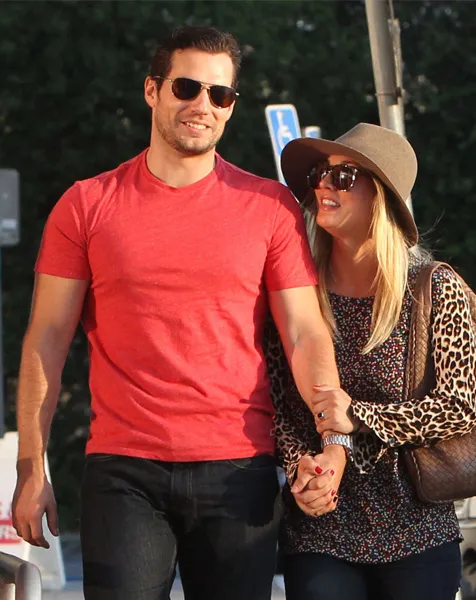 Henry Cavill dan Kaley Cuoco @ fameflynet.com