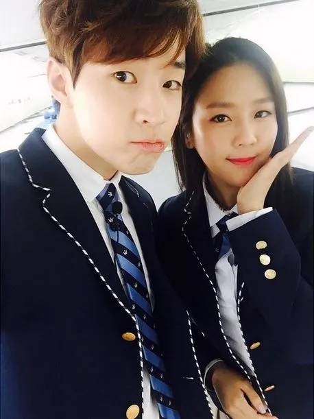 Pasangan Henry dan Yewon memakai seragam SMA Jeguk di The Heirs. ©allkpop.com