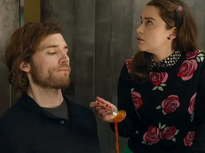 Akting Emilia dan Sam di ME BEFORE YOU (Courtesy of Warner Bros) 