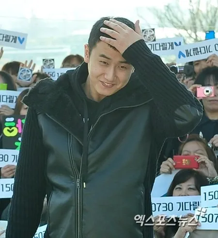 Heo Young Saeng tampak malu-malu memperlihatkan potongan rambutnya yang cepak via allkpop.com