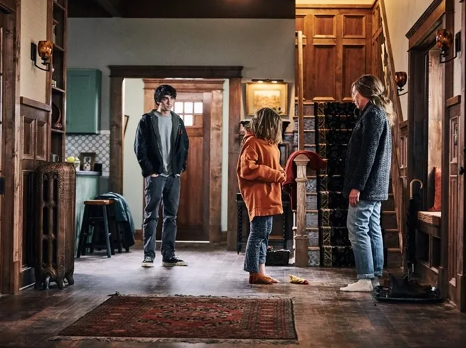 Annie bersama kedua anaknya, Peter dan Charlie. (Courtesy of A24 Pictures)