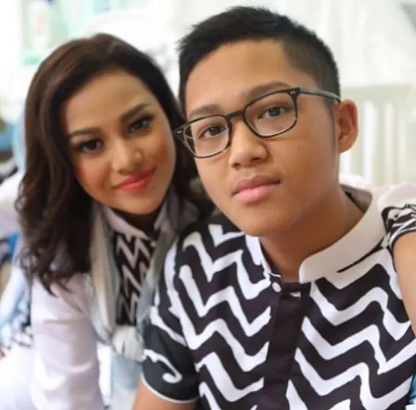 Kedekatan Aurel Hermansyah dengan sang adik yakni Azriel Hermansyah. Manis! /©instagram.com/ashanty_ash