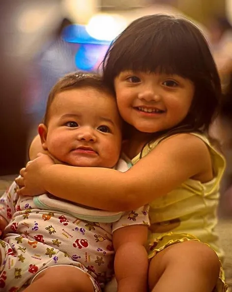 Bikin gemas! Begini keakraban Baby Arsy dengan sang adik yakni Baby Arsya. /©instagram.com/ashanty_ash