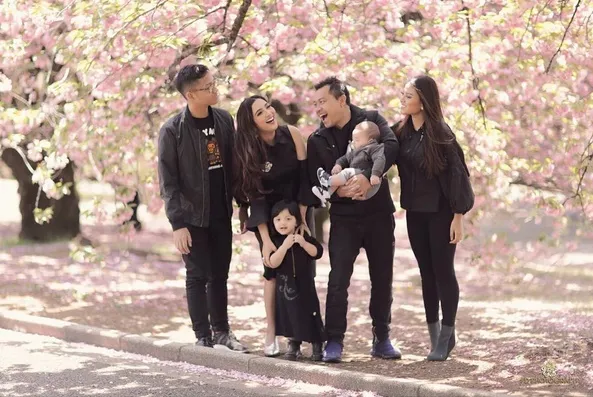 Liburan di Jepang, ini kekompakan keluarga Hermasnyah pakai busana dengan warna senada. /©instagram.com/ashanty_ash