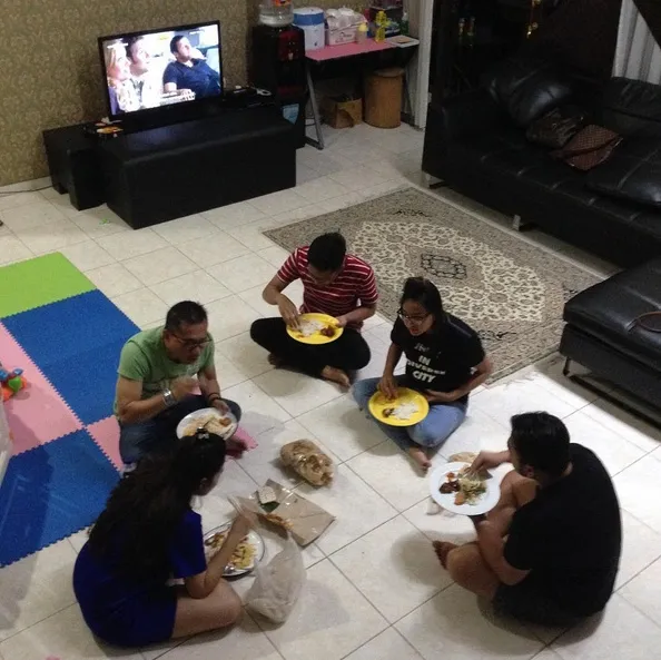 Kesederhanaan keluarga Hermansyah saat makan dengan duduk di lantai. /©instagram.com/suwarsiha
