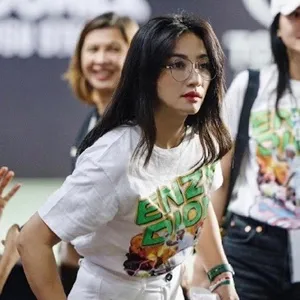 Potret Hesti Purwadinata Jadi Suporter Tenis (Credit: Instagram/hestipurwadinata)