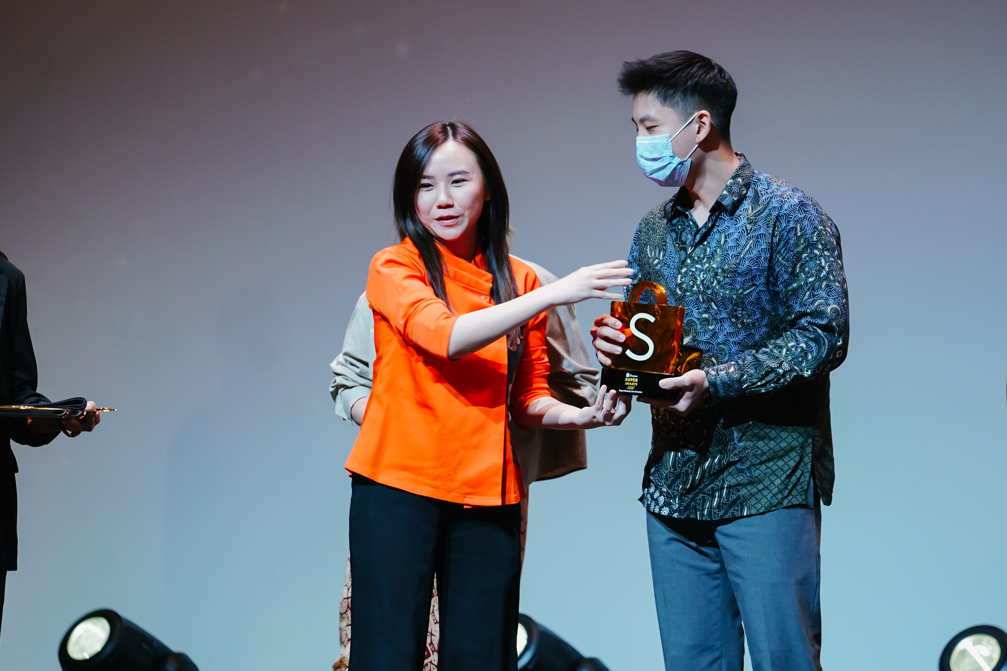 Christin Djuarto, Executive Director of Shopee Indonesia Presents the Super Growing MSME Award to Given Susanto