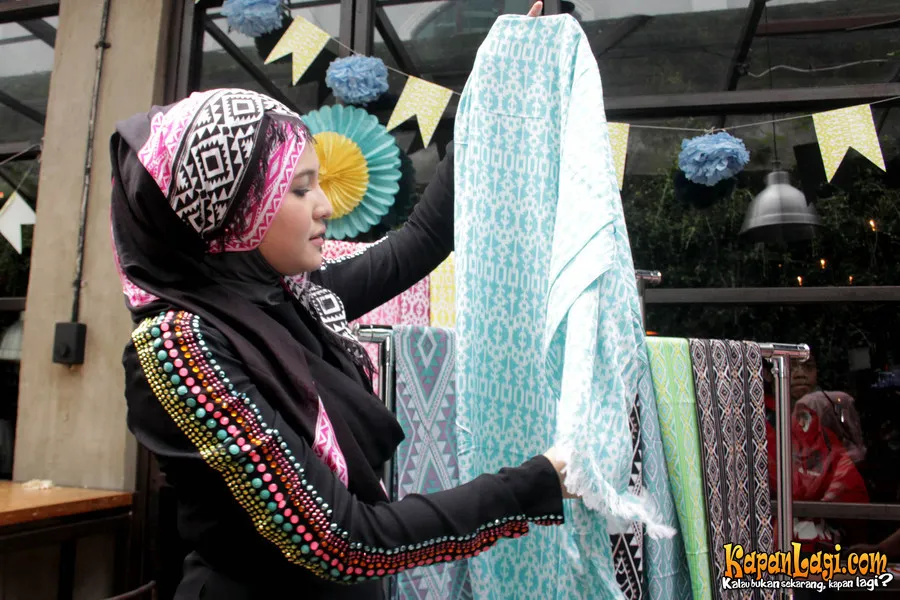 Marshanda memamerkan koleksi hijabnya Foto: KapanLagi.com/Acat