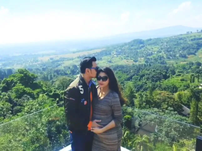 Hikmal Abrar dan Nuri Shaden dikaruniai anak kedua © Instagram.com/hikmalnasution
